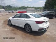 ✅ 2023 Volkswagen Jetta SE • VIN: 3VWEM7BU7PM038686 • Lot: 42822910. Wystawiony na IAAI z przebiegiem 24 440 mil. Bezpłatny archiwum sprzedaży aukcyjnych z USA i szczegółowy raport historii pojazdu na DreamBid. Zdjęcie 3.