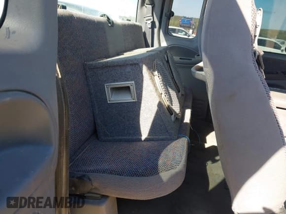 ✅ 2002 Dodge 2500 • VIN: 3B7KC23682M214357 • Lot: 43483582. Wystawiony na IAAI z przebiegiem 289 379 mil. Bezpłatny archiwum sprzedaży aukcyjnych z USA i szczegółowy raport historii pojazdu na DreamBid. Zdjęcie 8.