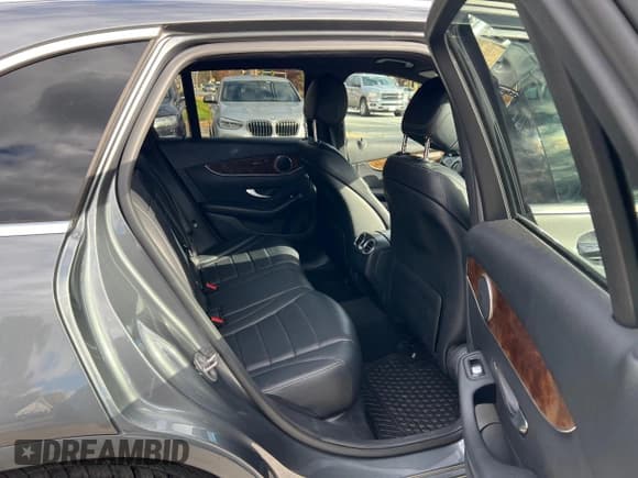 ✅ 2017 Mercedes-Benz GLC 300 • VIN: WDC0G4JB0HF127630 • Лот: 85416585. Опубликован ранее на Copart с пробегом 192 464 миль. Бесплатный доступ к архиву аукционных продаж из США и подробный отчёт об истории автомобиля на DreamBid. Изображение 6.