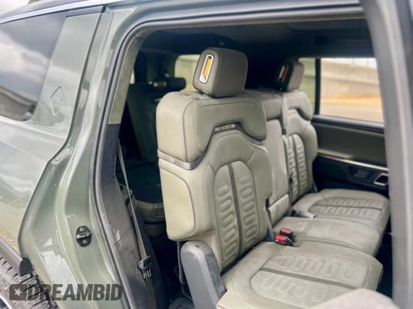 ✅ 2023 Rivian R1S Launch Edition • VIN: 7PDSGABL2PN003733 • Lot: 56033315. Wystawiony na Copart z przebiegiem 10 020 mil. Bezpłatny archiwum sprzedaży aukcyjnych z USA i szczegółowy raport historii pojazdu na DreamBid. Zdjęcie 6.