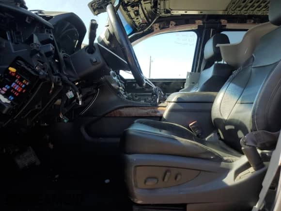 2016 Chevrolet Suburban LTZ z VIN 1GNSKJKC6GR132810, wystawiony jako Copart lot #57066044 z przebiegiem 174 458 mil mil oraz Szkoda całkowita • Salvage title. Historia ofert i sprzedaży dostępna na DreamBid. Obrazek 7.