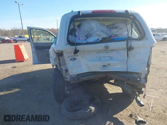 2010 Mercury Mariner z VIN 4M2CN8B70AKJ11932, wystawiony jako IAAI lot #40980162 z przebiegiem Nie podano mil oraz . Historia ofert i sprzedaży dostępna na DreamBid. Obrazek 6.