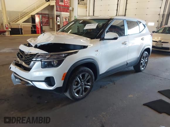 ✅ 2023 Kia Seltos LX • VIN: KNDEPCAA5P7364104 • Lot: 43503192. Wystawiony na IAAI z przebiegiem 23 590 mil. Bezpłatny archiwum sprzedaży aukcyjnych z USA i szczegółowy raport historii pojazdu na DreamBid. Zdjęcie 18.