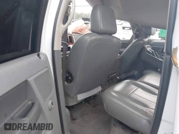 2006 Dodge 3500 SLT z VIN 3D7LX38C26G250519, wystawiony jako IAAI lot #41505407 z przebiegiem Nie podano mil oraz . Historia ofert i sprzedaży dostępna na DreamBid. Obrazek 8.