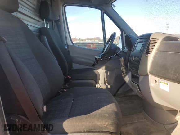 ✅ 2018 Mercedes-Benz Sprinter Cargo Worker • VIN: WD3PE8CD0JP624929 • Lot: 82786234. Wystawiony na Copart z przebiegiem 66 979 mil. Bezpłatny archiwum sprzedaży aukcyjnych z USA i szczegółowy raport historii pojazdu na DreamBid. Zdjęcie 11.