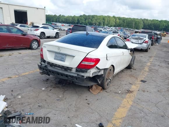 ✅ 2014 Mercedes-Benz C 250 • VIN: WDDGJ4HB8EG299122 • Lot: 42983661. Listed on IAAI with 93,503 mi. Free auction sales archive from the USA and detailed vehicle history report at DreamBid. Image 4.