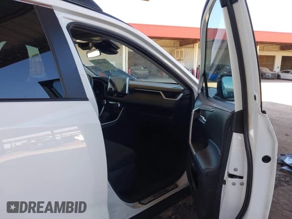 ✅ 2023 Toyota RAV4 XLE • VIN: 2T3P1RFV8PW391097 • Lot: 43646072. Listed on IAAI with 31,261 mi. Free auction sales archive from the USA and detailed vehicle history report at DreamBid. Image 5.