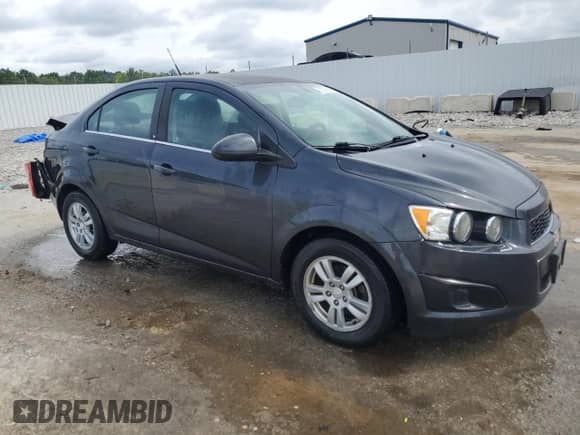 2014 Chevrolet Sonic LT z VIN 1G1JC5SHXE4200758, wystawiony jako Copart lot #65268585 z przebiegiem 136 698 mil mil oraz Nie do naprawy • Non repairable. Historia ofert i sprzedaży dostępna na DreamBid. Obrazek 4.