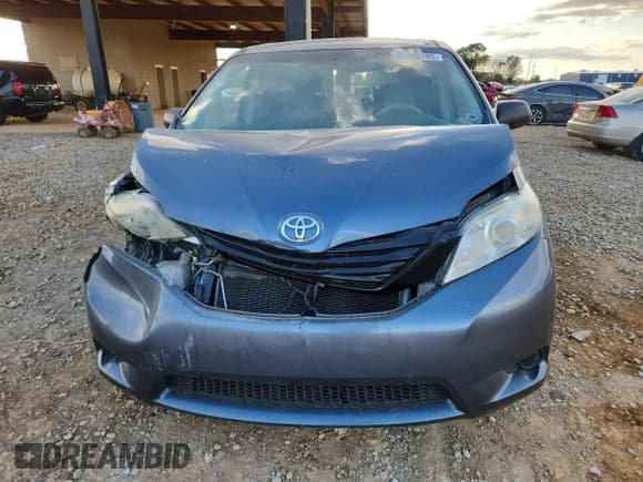 ✅ 2014 Toyota Sienna L • VIN: 5TDZK3DC3ES521452 • Lot: 85360795. Wystawiony na Copart z przebiegiem Nie podano. Bezpłatny archiwum sprzedaży aukcyjnych z USA i szczegółowy raport historii pojazdu na DreamBid. Zdjęcie 5.