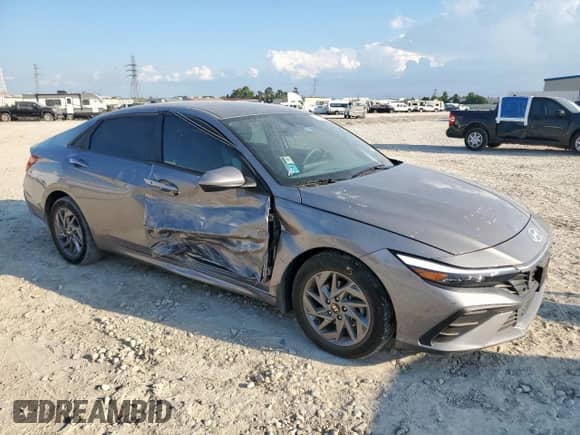 2024 Hyundai Elantra SEL z VIN KMHLM4DG5RU789814, wystawiony jako Copart lot #85278625 z przebiegiem 9 853 mil mil oraz Szkoda całkowita • Salvage title. Historia ofert i sprzedaży dostępna na DreamBid. Obrazek 4.