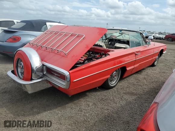 ✅ 1964 Ford Thunderbird • VIN: 4AY85Z103227 • Lot: 74697154. Wystawiony na Copart z przebiegiem 87 726 mil. Bezpłatny archiwum sprzedaży aukcyjnych z USA i szczegółowy raport historii pojazdu na DreamBid. Zdjęcie 3.