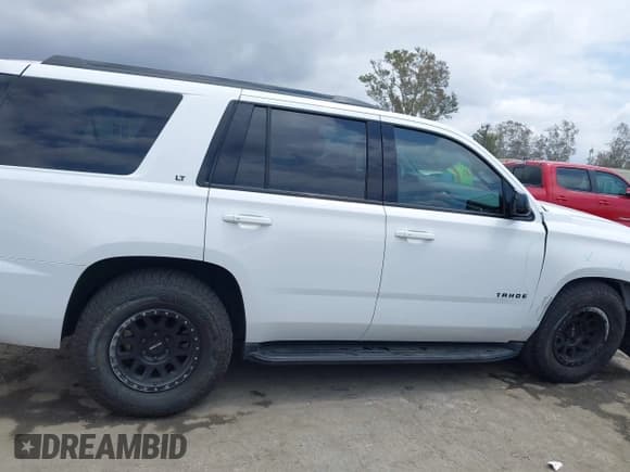 ✅ 2020 Chevrolet Tahoe LT • VIN: 1GNSCBKC0LR290170 • Lot: 42129712. Wystawiony na IAAI z przebiegiem 57 414 mil. Bezpłatny archiwum sprzedaży aukcyjnych z USA i szczegółowy raport historii pojazdu na DreamBid. Zdjęcie 13.