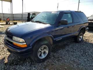 2000 Chevrolet Blazer LS z VIN 1GNCS18W0YK207971, wystawiony jako Copart lot #77089384 z przebiegiem 135 250 mil mil oraz Szkoda całkowita • Salvage title. Historia ofert i sprzedaży dostępna na DreamBid. Obrazek 1.