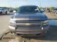 2013 Chevrolet Tahoe LTZ z VIN 1GNSKCE05DR284635, wystawiony jako Copart lot #64638575 z przebiegiem 162 319 mil mil oraz Czysty tytuł • Clean title. Historia ofert i sprzedaży dostępna na DreamBid. Obrazek 5.