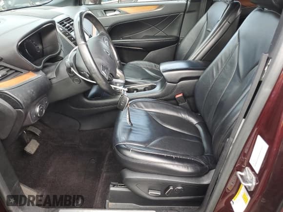 ✅ 2019 Lincoln MKC Select • VIN: 5LMCJ2D92KUL06278 • Lot: 82199585. Wystawiony na Copart z przebiegiem 62 297 mil. Bezpłatny archiwum sprzedaży aukcyjnych z USA i szczegółowy raport historii pojazdu na DreamBid. Zdjęcie 7.