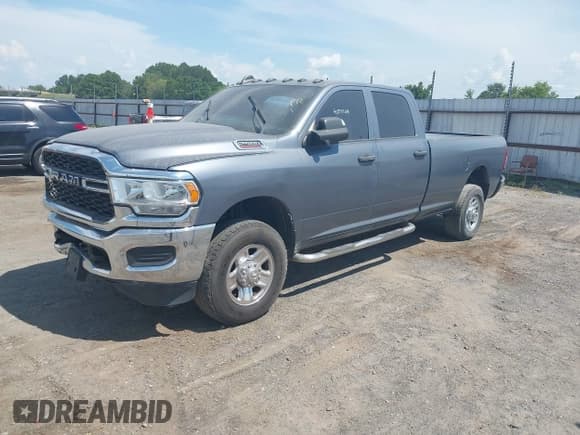 ✅ 2022 Ram 2500 Tradesman • VIN: 3C6UR5HJ2NG111757 • Lot: 41537105. Wystawiony na IAAI z przebiegiem 64 589 mil. Bezpłatny archiwum sprzedaży aukcyjnych z USA i szczegółowy raport historii pojazdu na DreamBid. Zdjęcie 2.