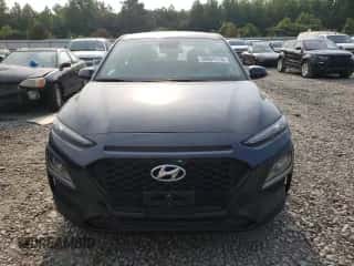 2019 Hyundai Kona SE z VIN KM8K12AA0KU276162, wystawiony jako Copart lot #56684113 z przebiegiem 88 112 mil mil oraz . Historia ofert i sprzedaży dostępna na DreamBid. Obrazek 5.