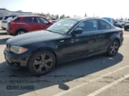 ✅ 2012 BMW 1 Series 128i • VIN: WBAUP9C53CVL91125 • Лот: 84792085. Опубликован ранее на Copart с пробегом 117 202 миль. Бесплатный доступ к архиву аукционных продаж из США и подробный отчёт об истории автомобиля на DreamBid. Изображение 1.