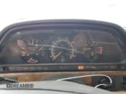 ✅ 1991 Mercedes-Benz 560 • VIN: WDBCA45E6MA583663 • Lot: 66163085. Wystawiony na Copart z przebiegiem 306 084 mil. Bezpłatny archiwum sprzedaży aukcyjnych z USA i szczegółowy raport historii pojazdu na DreamBid. Zdjęcie 9.