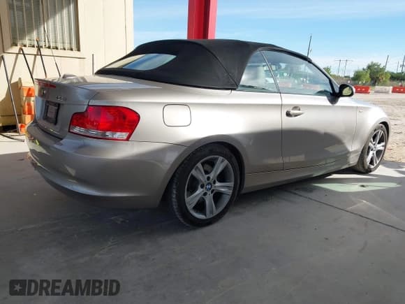 ✅ 2008 BMW 1 Series 128i • VIN: WBAUL73558VE88496 • Lot: 43654353. Wystawiony na IAAI z przebiegiem 79 169 mil. Bezpłatny archiwum sprzedaży aukcyjnych z USA i szczegółowy raport historii pojazdu na DreamBid. Zdjęcie 4.