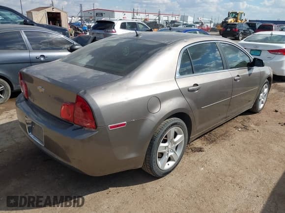 ✅ 2010 Chevrolet Malibu 1LS • VIN: 1G1ZB5EB1AF233126 • Lot: 43414584. Wystawiony na IAAI z przebiegiem 101 416 mil. Bezpłatny archiwum sprzedaży aukcyjnych z USA i szczegółowy raport historii pojazdu na DreamBid. Zdjęcie 4.