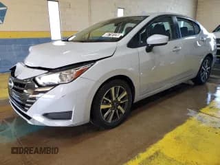 ✅ 2023 Nissan Versa SV • VIN: 3N1CN8EVXPL831779 • Лот: 85718125. Опубликован ранее на Copart с пробегом 56 696 миль. Бесплатный доступ к архиву аукционных продаж из США и подробный отчёт об истории автомобиля на DreamBid. Изображение 1.
