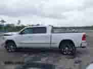 2019 Ram 1500 Limited z VIN 1C6SRFPT3KN774290, wystawiony jako IAAI lot #42413133 z przebiegiem 72 324 mil mil oraz . Historia ofert i sprzedaży dostępna na DreamBid. Obrazek 14.