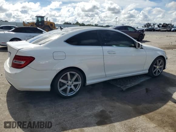 ✅ 2013 Mercedes-Benz C 250 • VIN: WDDGJ4HB1DG069226 • Lot: 71669345. Wystawiony na Copart z przebiegiem 143 629 mil. Bezpłatny archiwum sprzedaży aukcyjnych z USA i szczegółowy raport historii pojazdu na DreamBid. Zdjęcie 3.