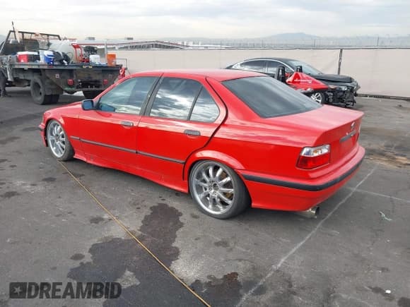 ✅ 1992 BMW 3 Series • VIN: WBACB4319NFF89279 • Лот: 43693937. Опубликован ранее на IAAI с пробегом 147 954 миль. Бесплатный доступ к архиву аукционных продаж из США и подробный отчёт об истории автомобиля на DreamBid. Изображение 3.