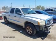 ✅ 2005 Dodge Dakota ST • VIN: 1D7HE28K15S288148 • Lot: 42883541. Wystawiony na IAAI z przebiegiem 259 379 mil. Bezpłatny archiwum sprzedaży aukcyjnych z USA i szczegółowy raport historii pojazdu na DreamBid. Zdjęcie 1.