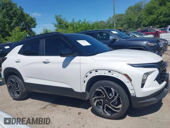 2025 Chevrolet TrailBlazer RS с VIN KL79MUSLXSB136585, выставлен на аукционе IAAI как лот 42285449 с пробегом 5 944 миль миль и . История ставок и продаж доступна на DreamBid. Изображение 14.