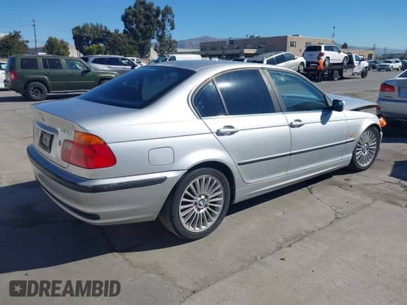 2001 BMW 3 Series 330i с VIN WBAAV53421JS91417, выставлен на аукционе IAAI как лот 43567041 с пробегом 273 858 миль миль и . История ставок и продаж доступна на DreamBid. Изображение 4.