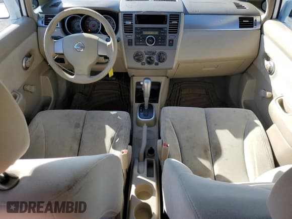 ✅ 2009 Nissan Versa S • VIN: 3N1BC13E29L371063 • Лот: 81951255. Опубликован ранее на Copart с пробегом 167 123 миль. Бесплатный доступ к архиву аукционных продаж из США и подробный отчёт об истории автомобиля на DreamBid. Изображение 8.