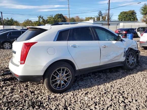 ✅ 2015 Cadillac SRX Performance Collection • VIN: 3GYFNFE35FS572596 • Лот: 82407855. Опубликован ранее на Copart с пробегом 137 957 миль. Бесплатный доступ к архиву аукционных продаж из США и подробный отчёт об истории автомобиля на DreamBid. Изображение 3.