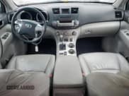 ✅ 2011 Toyota Highlander • VIN: 5TDBK3EH3BS071972 • Lot: 86480755. Wystawiony na Copart z przebiegiem 128 236 mil. Bezpłatny archiwum sprzedaży aukcyjnych z USA i szczegółowy raport historii pojazdu na DreamBid. Zdjęcie 8.