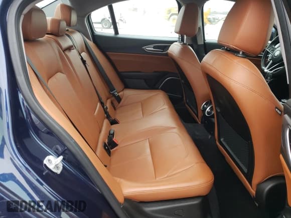 ✅ 2018 Alfa Romeo Giulia Ti Sport • VIN: ZARFAEEN7J7576353 • Lot: 72207272. Wystawiony na Copart z przebiegiem 31 743 mil. Bezpłatny archiwum sprzedaży aukcyjnych z USA i szczegółowy raport historii pojazdu na DreamBid. Zdjęcie 10.