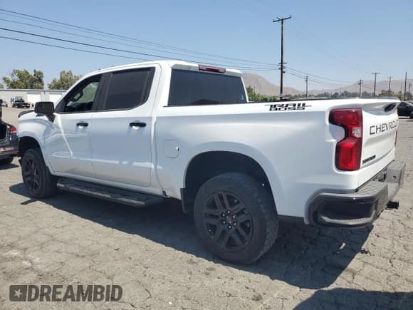 ✅ 2022 Chevrolet Silverado 1500 LT Trail Boss • VIN: 3GCUDFED4NG688639 • Lot: 63637445. Wystawiony na Copart z przebiegiem 28 369 mil. Bezpłatny archiwum sprzedaży aukcyjnych z USA i szczegółowy raport historii pojazdu na DreamBid. Zdjęcie 2.