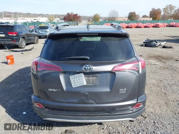 ✅ 2018 Toyota RAV4 XLE • VIN: JTMRFREV5JJ243765 • Лот: 43608563. Опубликован ранее на IAAI с пробегом 117 909 миль. Бесплатный доступ к архиву аукционных продаж из США и подробный отчёт об истории автомобиля на DreamBid. Изображение 15.