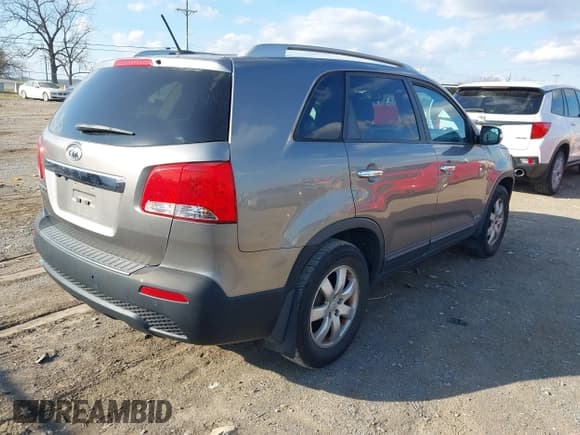 ✅ 2011 Kia Sorento LX • VIN: 5XYKTCA13BG128674 • Lot: 43719430. Listed on IAAI with 172,469 mi. Free auction sales archive from the USA and detailed vehicle history report at DreamBid. Image 4.