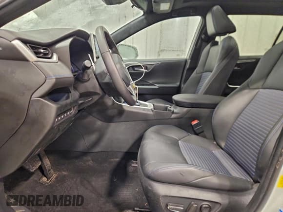 ✅ 2022 Toyota RAV4 Hybrid XSE • VIN: 4T3E6RFV8NU075902 • Lot: 94499965. Wystawiony na Copart z przebiegiem 13 209 mil. Bezpłatny archiwum sprzedaży aukcyjnych z USA i szczegółowy raport historii pojazdu na DreamBid. Zdjęcie 7.