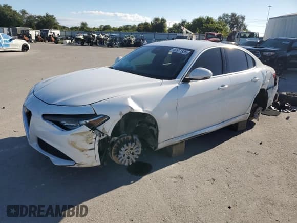 ✅ 2021 Alfa Romeo Giulia • VIN: ZARFAMAN6M7646879 • Lot: 82471935. Listed on Copart with 46,967 mi. Free auction sales archive from the USA and detailed vehicle history report at DreamBid. Image 1.