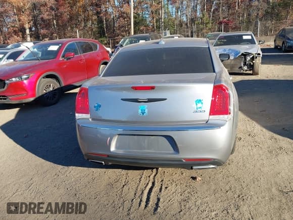 ✅ 2015 Chrysler 300 Limited • VIN: 2C3CCAAG9FH830698 • Лот: 43632625. Опубликован ранее на IAAI с пробегом 267 992 миль. Бесплатный доступ к архиву аукционных продаж из США и подробный отчёт об истории автомобиля на DreamBid. Изображение 16.