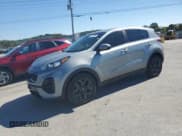 ✅ 2022 Kia Sportage LX • VIN: KNDPM3AC9N7989654 • Lot: 86122885. Wystawiony na Copart z przebiegiem 81 854 mil. Bezpłatny archiwum sprzedaży aukcyjnych z USA i szczegółowy raport historii pojazdu na DreamBid. Zdjęcie 1.