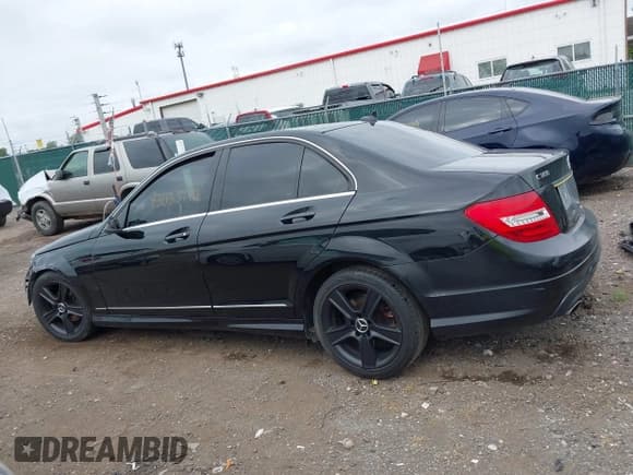 ✅ 2012 Mercedes-Benz C 300 Sport • VIN: WDDGF8BBXCR239216 • Lot: 43033772. Wystawiony na IAAI z przebiegiem 96 391 mil. Bezpłatny archiwum sprzedaży aukcyjnych z USA i szczegółowy raport historii pojazdu na DreamBid. Zdjęcie 15.
