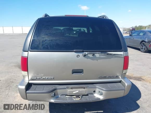 2000 Chevrolet Blazer LS z VIN 1GNCS13W2Y2355000, wystawiony jako IAAI lot #41853380 z przebiegiem 275 732 mil mil oraz . Historia ofert i sprzedaży dostępna na DreamBid. Obrazek 16.