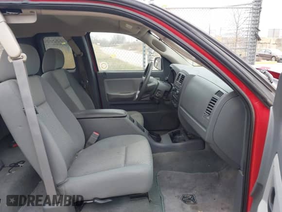 2007 Dodge Dakota ST z VIN 1D7HW22K57S242864, wystawiony jako IAAI lot #40887281 z przebiegiem 139 160 mil mil oraz . Historia ofert i sprzedaży dostępna na DreamBid. Obrazek 5.