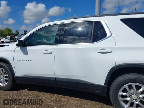 ✅ 2019 Chevrolet Traverse LT Cloth • VIN: 1GNERGKW9KJ201082 • Lot: 43286205. Wystawiony na IAAI z przebiegiem 101 797 mil. Bezpłatny archiwum sprzedaży aukcyjnych z USA i szczegółowy raport historii pojazdu na DreamBid. Zdjęcie 14.