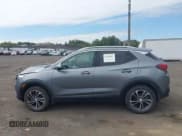 ✅ 2021 Buick Encore GX Essence • VIN: KL4MMGSL7MB038920 • Lot: 43193813. Wystawiony na IAAI z przebiegiem 64 593 mil. Bezpłatny archiwum sprzedaży aukcyjnych z USA i szczegółowy raport historii pojazdu na DreamBid. Zdjęcie 14.