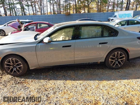 ✅ 2025 BMW 7 Series 740i xDrive • VIN: WBA33EH0XSCU64997 • Lot: 43517267. Wystawiony na IAAI z przebiegiem 8 443 mil. Bezpłatny archiwum sprzedaży aukcyjnych z USA i szczegółowy raport historii pojazdu na DreamBid. Zdjęcie 14.