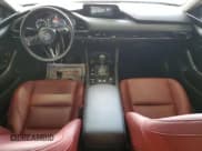 ✅ 2025 Mazda 3 S Carbon Edition • VIN: 3MZBPBCM7SM467007 • Lot: 86110675. Wystawiony na Copart z przebiegiem 16 454 mil. Bezpłatny archiwum sprzedaży aukcyjnych z USA i szczegółowy raport historii pojazdu na DreamBid. Zdjęcie 8.